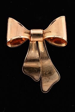 Avon Vintage Bow Pin Brooch Antiqued Gold Tone Textured Metal 1980 Signed Bin8